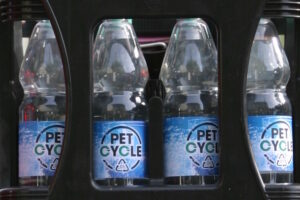 Petcycle-Flaschen Leichte PET Einweg Getraenkeflaschen Im Pfand Mehrwegkasten IMG 3907 Ausschnitt